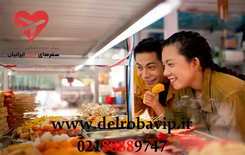 خوردن غذاهای خیابانی در بازار آخر هفته بانکوک یک تجربه بی نظیر است